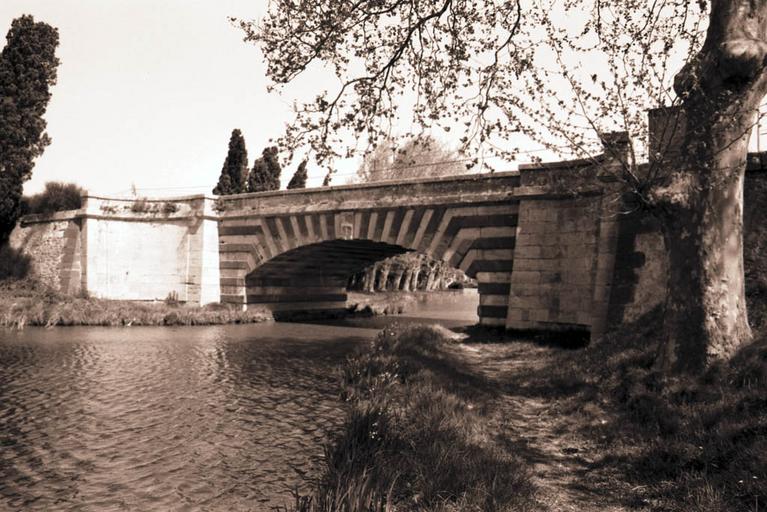 Pont Neuf du Somail sur le canal du Midi.