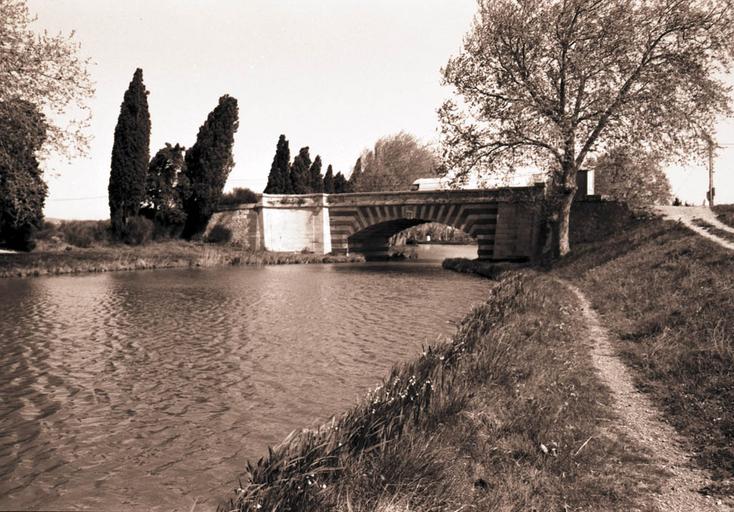 Pont Neuf du Somail sur le canal du Midi.