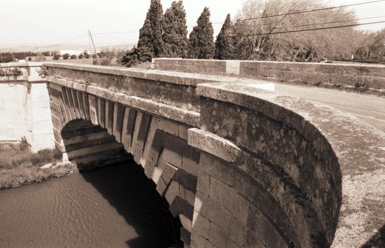 Pont Neuf du Somail sur le canal du Midi.