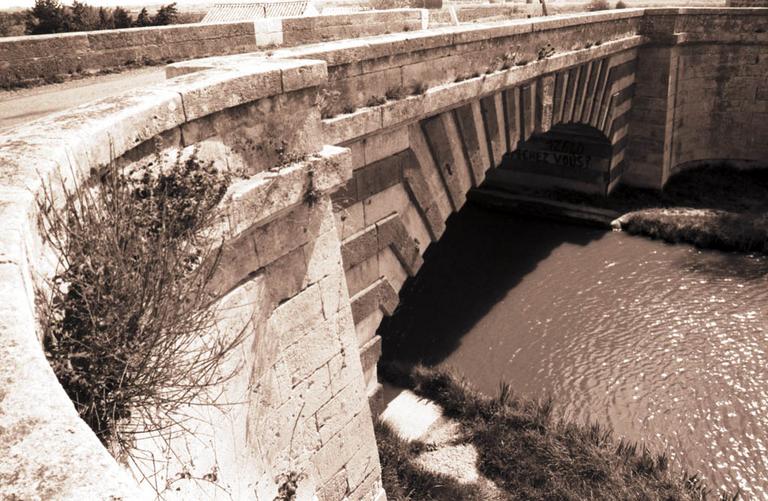 Pont Neuf du Somail sur le canal du Midi.