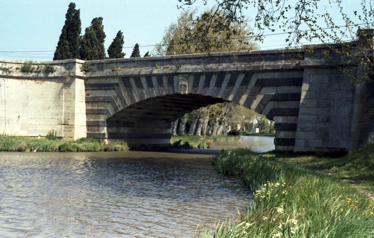 Pont Neuf du Somail sur le canal du Midi.