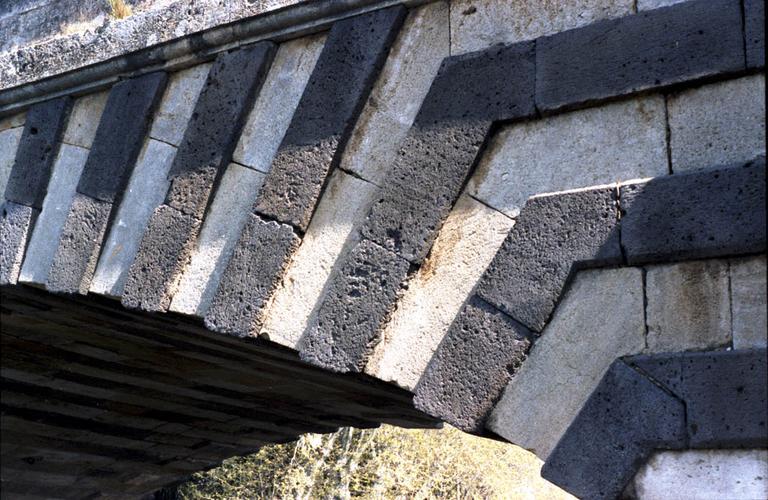 Pont Neuf du Somail sur le canal du Midi.