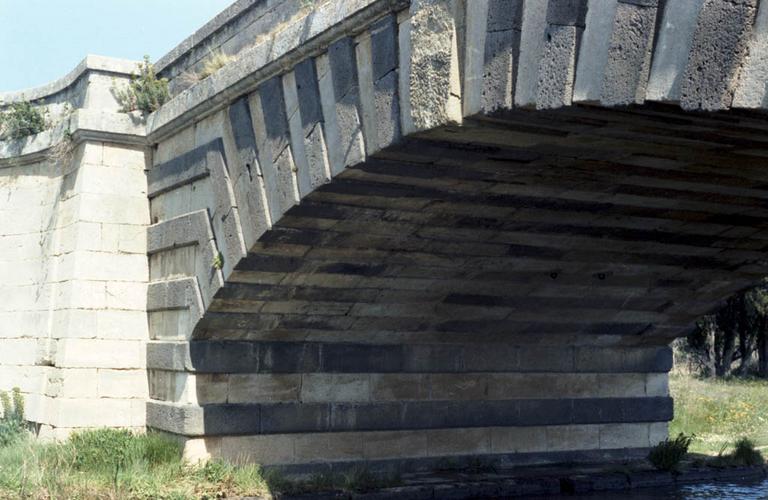 Pont Neuf du Somail sur le canal du Midi.