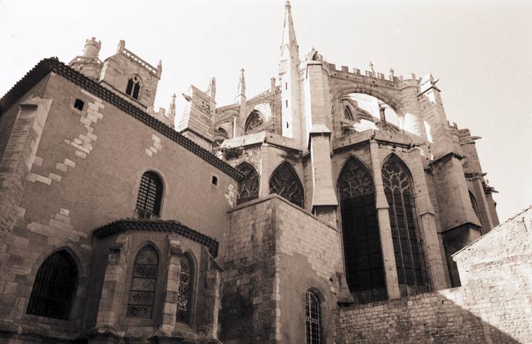 Palais des Archevêques et cathédrale Saint-Just et Saint-Pasteur vus depuis la cour de la Madeleine.