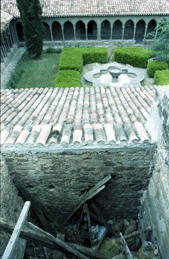 Cloître et vestiges.