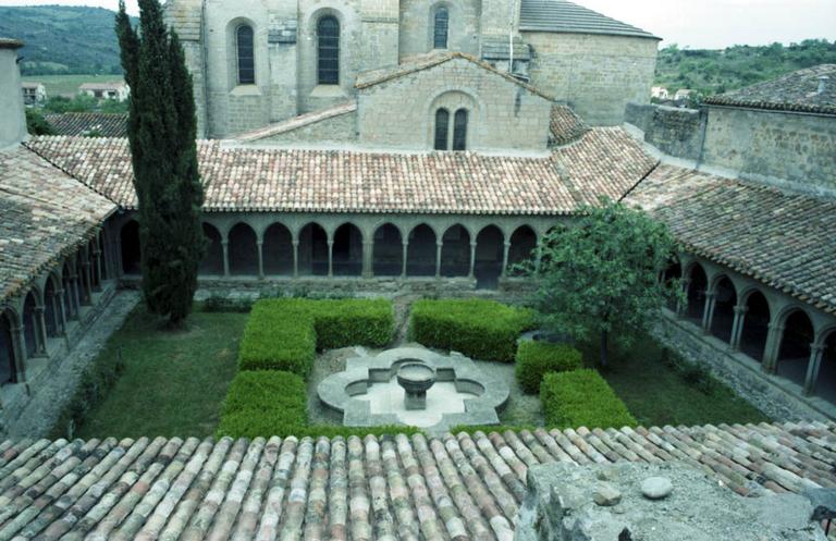 Cloître et vestiges.