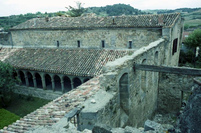 Cloître et vestiges.