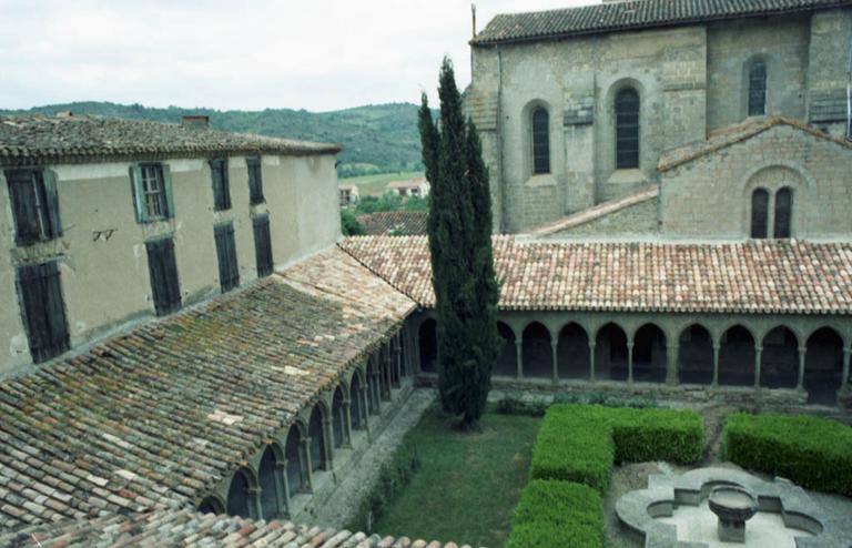 Cloître et vestiges.