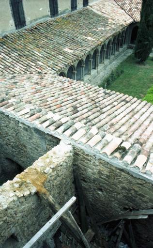 Cloître et vestiges.