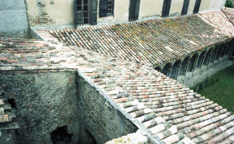 Cloître et vestiges.