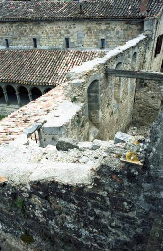 Cloître et vestiges.