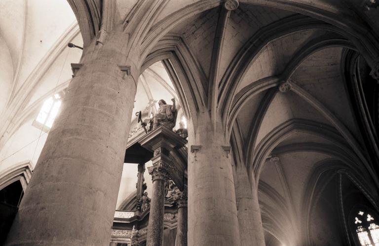 Transept et collatéraux.