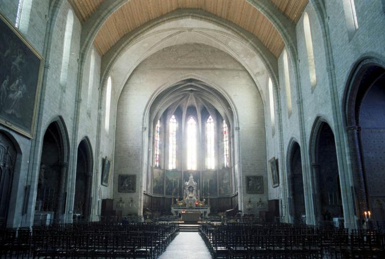 Vue de la nef vers le choeur.