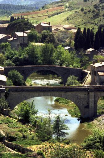 Vue du village et des deux ponts.