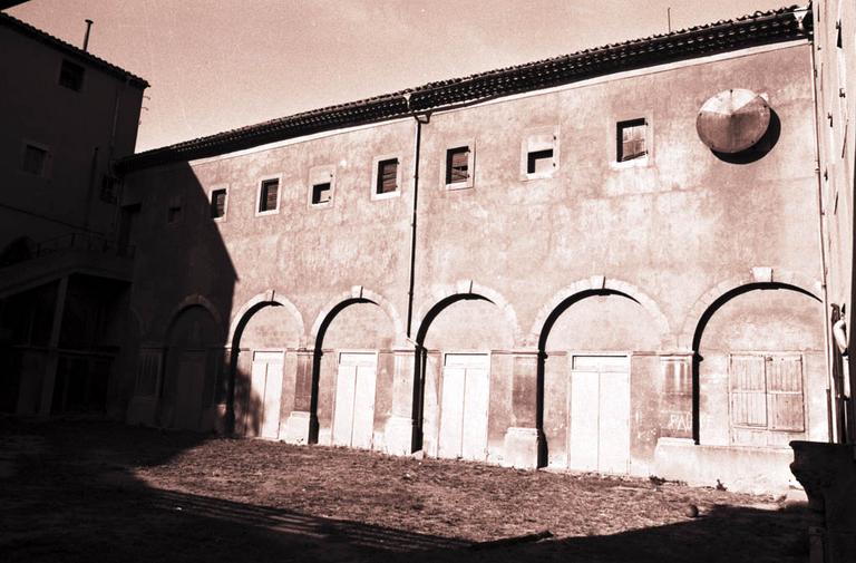 Façade sur cour du couvent. Arcades du cloître bouchée.