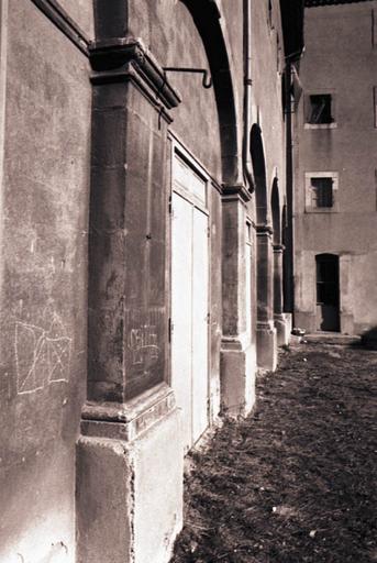 Façade sur cour du couvent. Arcades du cloître bouchée.