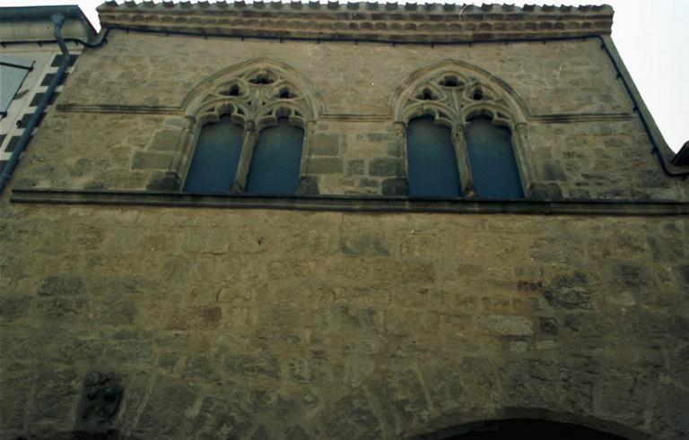 Maison dite de Curti : maison gothique avec deux fenêtres à remplage.