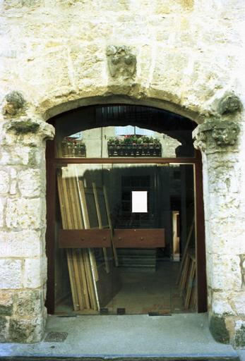 Maison dite de Curti : porte d'entrée avec éléments sculptés.