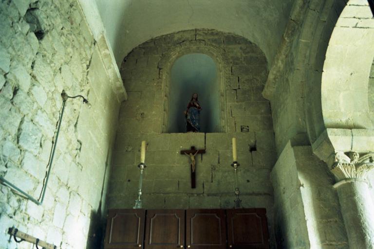 Intérieur ; statue du Christ dans une niche.