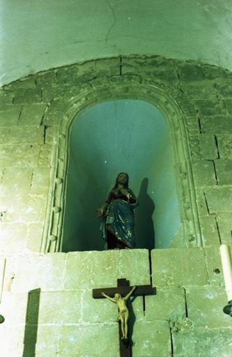 Intérieur ; statue du Christ dans une niche.