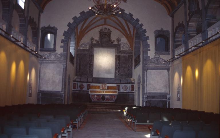 Intérieur : vue de la nef vers le choeur.