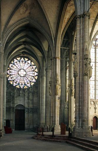 Intérieur : vue du transept.