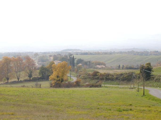 Vue du village et du château depuis le nord-est.