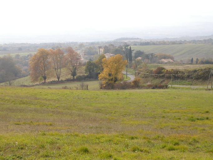 Vue du village et du château depuis le nord-est.