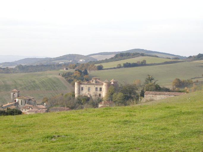 Vue du château et de l'église depuis le nord-est.