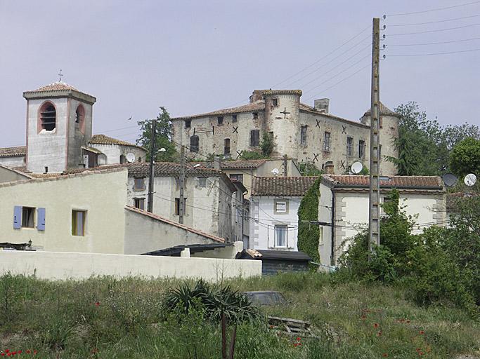 Vue du village et du château depuis le sud.