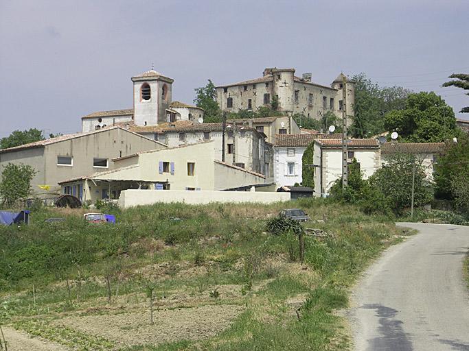 Vue du village et du château depuis le sud.