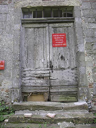 Elévation nord-est : porte d'entrée.