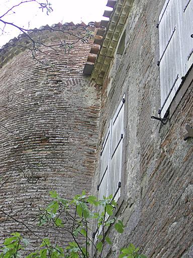 Façade nord-est : détail de la liaison des assises de briques entre tour et façade.