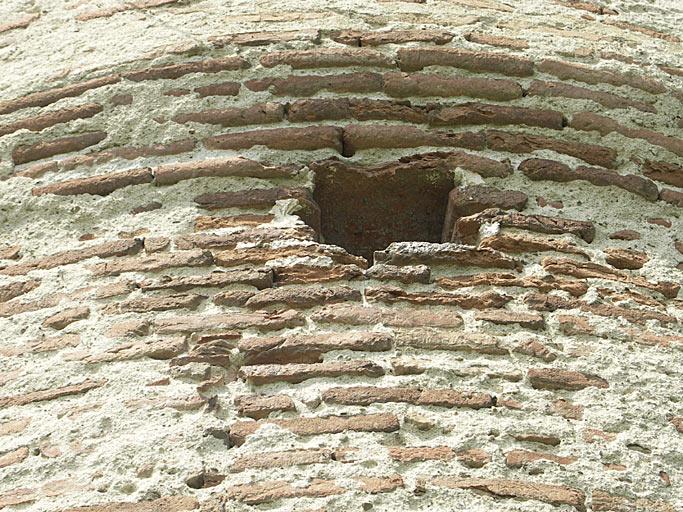 Façade sud-est : tour sud, détail.