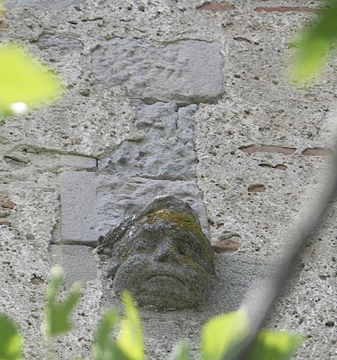 Façade sud-est : détail, tête sculptée.