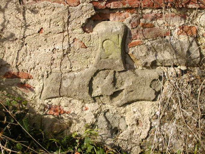 Façade sud-est : pierre sculptée en remploi (rez-de-chaussée).