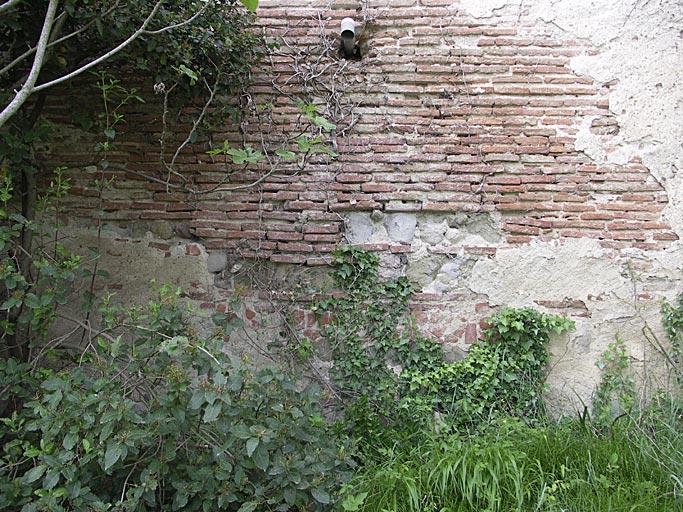 Façade sud-est : détail de l'appareil briques et grès remploi au rez-de-chaussée.