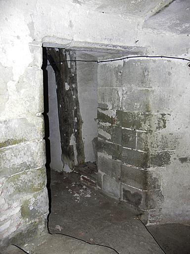 Intérieur. Escalier en vis, au rdc : entrée de la cuisine.