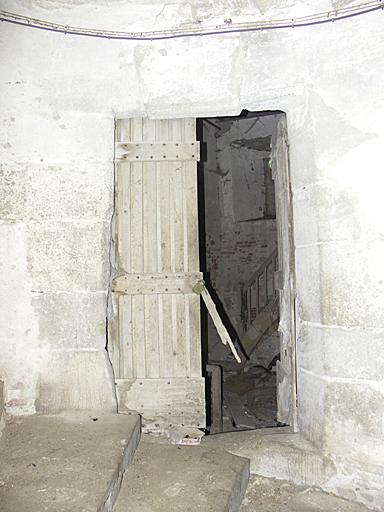 Intérieur. Escalier en vis : porte ouvrant sur la partie nord du logis.