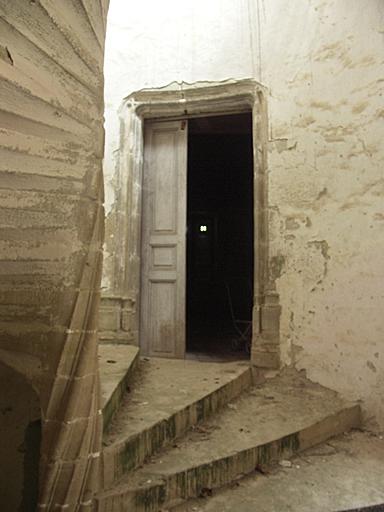 Intérieur. Escalier en vis : porte du 1er étage.