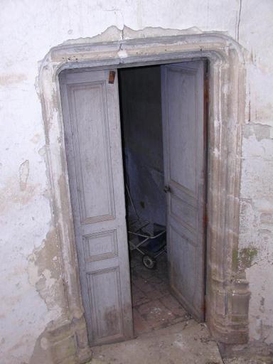 Intérieur. Escalier en vis : porte du 1er étage.