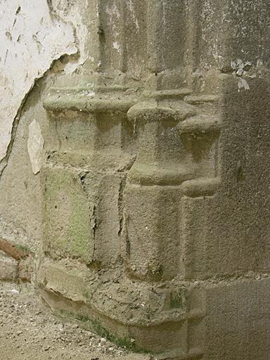 Intérieur. Escalier en vis : porte du 1er étage, modénature de la base.