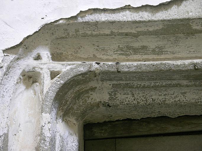 Intérieur. Escalier en vis : porte du 1er étage, modénature.