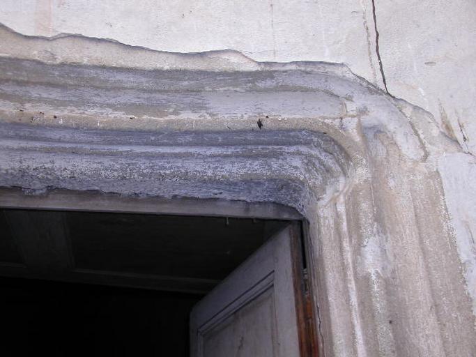 Intérieur. Escalier en vis : porte du 1er étage, modénature.