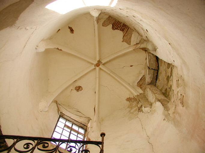 Intérieur. Escalier en vis : coupole.