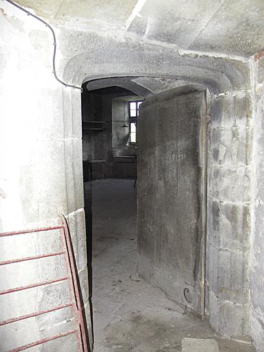 Intérieur. Escalier en vis : entrée de la cuisine.