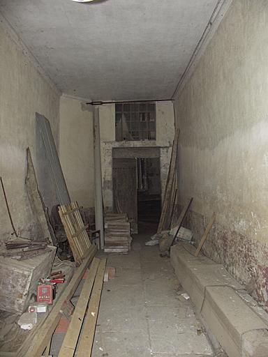 Intérieur. Couloir de l'ancien logis : le faux plafond dissimule un plafond plus ancien.