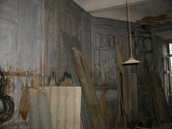 Intérieur. Rez-de-chaussée : pièce située à droite du couloir, côté nord de l'ancien logis, couverte de boiseries (19e?).