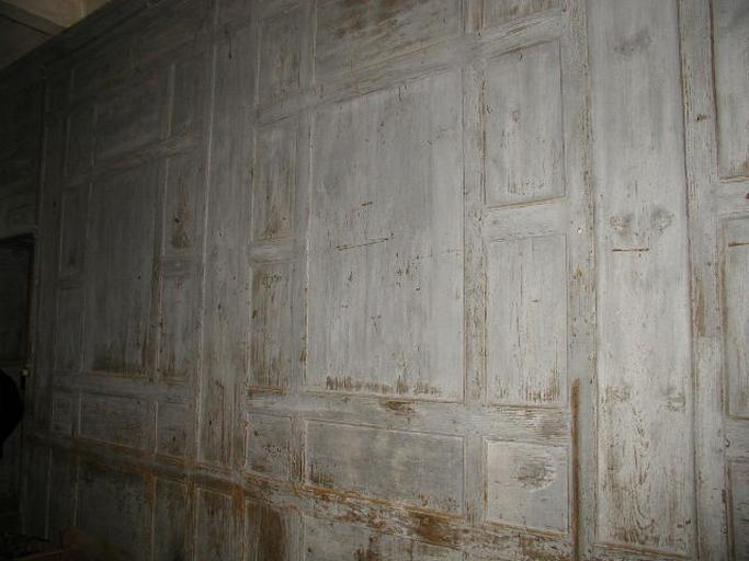 Intérieur. Rez-de-chaussée : pièce située à droite du couloir, côté nord de l'ancien logis, couverte de boiseries (19e?).