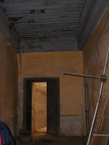 Intérieur. 1er étage : couloir de l'ancien logis.